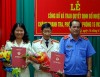 Ông Trần Quang Khải (bìa phải), Bí thư Ban Cán sự Đảng, Viện trưởng VKSND tỉnh, trao quyết định bổ nhiệm.