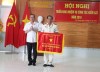 Ông Lữ Văn Hùng (trái), Ủy viên Trung ương Đảng, Bí thư Tỉnh ủy, Chủ tịch UBND tỉnh, trao cờ thi đua của Viện trưởng VKSND tối cao cho VKSND tỉnh Hậu Giang.