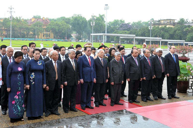 Đoàn đại biểu Ban Chấp hành Trung ương Đảng, Chủ tịch nước, Quốc hội, Chính phủ, Ủy ban Trung ương MTTQ Việt Nam đã vào Lăng viếng Chủ tịch Hồ Chí Minh và dâng hương tưởng niệm các Anh hùng liệt sĩ. Ảnh: VGP.